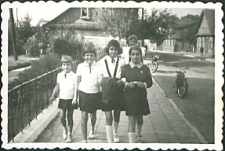 Uczniowie szk&oacute;ł bialskich w drodze do szkoły [fotografia]