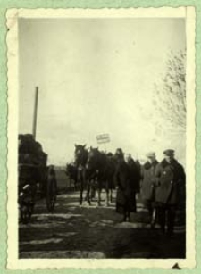 Mieszkańcy Bohukał w drodze na wybory do Sejmu [dokument ikonograficzny]