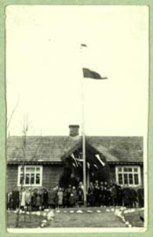 Uczniowie i nauczyciele przed budynkiem szkoły powszechnej w Horbowie [dokument ikonograficzny]