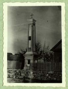 Kapliczka przydrożna w Nosowie z poł. XVIII w. odnawiana w 1925 r. [dokument ikonograficzny]