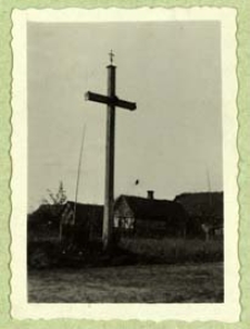 Krzyż przydrożny z żelaznym zakończeniem w Komarnie k. Konstantynowa [dokument ikonograficzny]