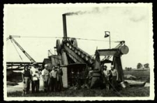 Pogłębiarka "Wilnianin" podczas regulacji rzeki Krzny w rejonie Białej Podlaskiej wraz z załogą [dokument ikonograficzny]