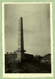 Obelisk postawiony na pamiatkę zakończenia budowy szosy Warszawa - Brześć [dokument ikonograficzny]