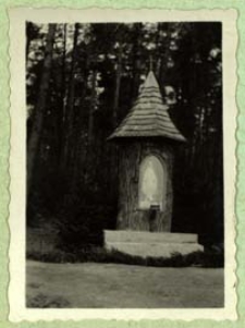 Kapliczka z pnia drzewnego w Leśniczówce k. Konstantynowa [dokument ikonograficzny]