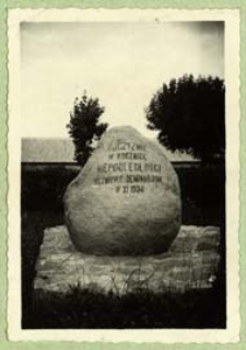 Głaz upamietniający rocznicę odzyskania niepodległości na terenie Seminarium Nauczycielskiego w Leśnej Podlaskiej [dokument ikonograficzny]