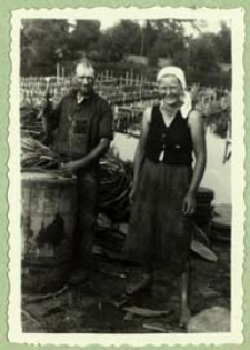 Naprawa beczek do kiszenia ogórków [dokument ikonograficzny]