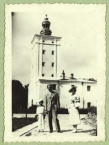 Bolesław Górny - starosta powiatu bialskiego z rodziną na tle wieży Zamku Radziwiłłowskiego [dokument ikonograficzny]