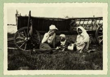 Rodzina wiejska podczas przerwy w pracach polowych [dokument ikonograficzny]