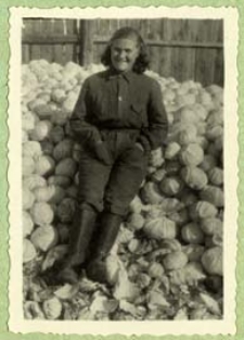 Robotnica przy kapuście [dokument ikonograficzny]