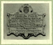 Tablica w kościele św. Trójcy w Janowie Podlaskim upamiętniająca wizytę nuncjusza apostolskiego, póżniejszego papieża Piusa XI w 1919 r. [dokument ikonograficzny]