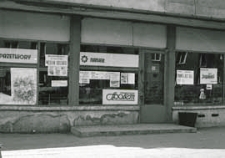 Plakaty i ulotki wyborcze na budynku przy Al. Tysiąclecia w Białej Podlaskiej [dokument ikonograficzny]