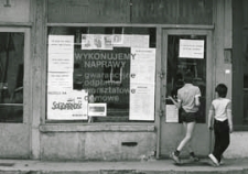 Plakaty wyborcze w oknach lokalu usługowego przy Al. Tysiąclecia w Białej Podlaskiej [dokument ikonograficzny]
