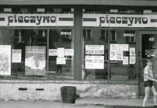 Plakaty i ulotki wyborcze w oknach sklepu przy Al. Tysiąclecia w Białej Podlaskiej [dokument ikonograficzny]