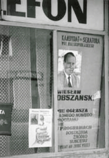 Plakat wyborczy w oknie poczty przy Al. Tysiąclecia w Białej Podlaskiej