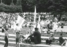 Mieszkańcy Białej Podlaskiej na spotkaniu przedwyborczym w amfiteatrze z kandydatami do Sejmu i Senatu z listy Komitetu Obywatelskiego "Solidarność" w Białej Podlaskiej