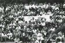 Mieszkańcy Białej Podlaskiej na spotkaniu przedwyborczym w amfiteatrze z kandydatami do Sejmu i Senatu z listy Komitetu Obywatelskiego "Solidarność" w Białej Podlaskiej