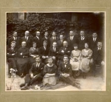 Grupa uczniów i nauczycieli Gimnazjum im. J. I. Kraszewskiego w Białej Podlaskiej przed budynkiem szkolnym