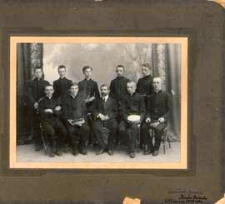 Grupa uczniów Gimnazjum im. J. I. Kraszewskiego w Białej Podlaskiej z nauczycielem