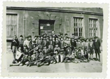 Harcerze 3 Bialskiej Drużyny Harcerskiej przed budynkiem Szkoły Podstawowej nr 3 w Białej Podlaskiej