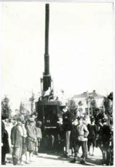 Święto Ligi Obrony Powietrznej i Przeciwgazowej w Białej Podlaskiej - makieta działa na Placu Wolności