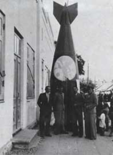 Święto Ligi Obrony Powietrznej i Przeciwgazowej w Białej Podlaskiej - makieta bomby na ul. Brzeskiej