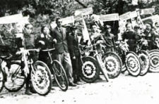 Korowód rowerzystów - uczniów Szkoły Powszechnej nr 3 w Białej Podlaskiej zorganizowany w ramach obchodów Tygodnia Szkół Powszechnych