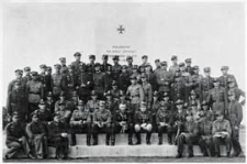 Korpus podoficerski z Białej Podlaskiej przed pomnikiem 34 pp w Białej Podlaskiej