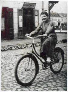 Bialczanka wracająca rowerem z Placu Wolności w Białej Podlaskiej