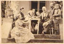 Stefania Kraszewska z rodziną na ganku dworu w Romanowie