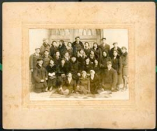 Ks. Józef Sobieszek z młodzieżą przy kościele parafialnym we Włodawie