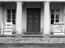 Sejmik Miłośników Regionu 10.11.1984 r. - tablice informacyjne przed budynkiem biblioteki