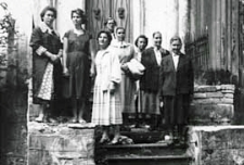 Wycieczka krajoznawcza bibliotekarzy po terenie pow. Biała Podlaska - przed kaplicą Mierzejewskich w Neplach