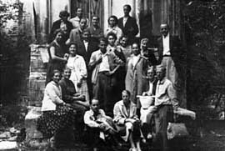 Wycieczka krajoznawcza bibliotekarzy po terenie pow. Biała Podlaska - przed kaplicą Mierzejewskich w Neplach