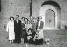 Wycieczka krajoznawcza bibliotekarzy po pow. Biała Podlaska - przed kościołem św. Ducha w Kodniu