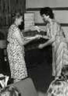 Podsumowanie etapu wojewódzkiego konkursu plastycznego "Gdybym był pisarzem i malarzem" (1989) ; wręczanie nagród