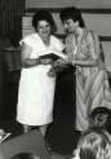 Podsumowanie etapu wojewódzkiego konkursu plastycznego "Gdybym był pisarzem i malarzem" (1989) - wręczanie nagród