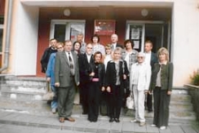 Seminarium polsko-białoruskie bibliotekarzy "Bug nie dzieli" (Brześć - Iwanowo ; 16-18 września 2004) - przed biblioteką Rejonową w Iwanowie