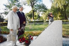 Seminarium polsko-białoruskie bibliotekarzy "Bug nie dzieli" (Brześć - Iwanowo ; 16-18 września 2004) - składanie wieńca przed tablicą upamietniającą rodzinę Napoleona Ordy