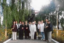 Seminarium polsko-białoruskie bibliotekarzy "Bug nie dzieli" (Brześć - Iwanowo ; 16-18 września 2004) - delegacja z Białej i Brześcia przed pomnikiem Naopleona Ordy w Iwanowie