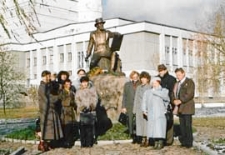 Wizyta bibliotekarzy WiMBP w Białej Podlaskiej w bibliotekach obwodu brzeskiego na Białorusi - przed pomnikiem Napoleona Ordy w Iwanowie