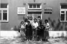 Pracownicy Działu Informacji Bibliografii i Wiedzy o Regionie z wizytą w Bibliotece Obwodowej w Brześciu (15-16.05.1990 r.) - przed Biblioteką Rejonową w Kamieńcu