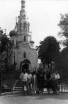 Pracownicy Działu Informacji Bibliografii i Wiedzy o Regionie z wizytą w Bibliotece Obwodowej w Brześciu (15-16.05.1990 r.) - przed cerkwią św. Szymona w Kamieńcu