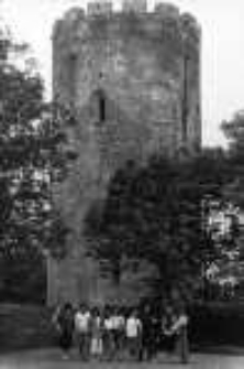 Pracownicy Działu Informacji Bibliografii i Wiedzy o Regionie z wizytą w Bibliotece Obwodowej w Brześciu (15-16.05.1990 r.) - przed zabytkową wieżą w Kamieńcu