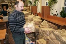 Miejska Biblioteka Publiczna w Białej Podlaskiej przed przeprowadzką n czas generalnego remontu - pakowanie zbiorów, 24.11.2010 r.