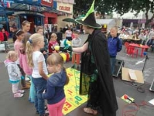 Bibliotekarze z biblioteki "Barwnej" podczas Festynu PSS "Społem" w Białej Podlaskiej, 28.06.2012 r.