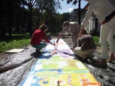 Wakacyjne warsztaty plastyczne podczas których stworzono najdłuższą kolorowankę "Pokoloruj Białą", 2012.07-08