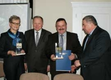 Uroczyste przekazanie Miejskiej Bibliotece Publicznej w Białej Podlaskiej statuetki "Kryształowa Cegła" II miejsce w Konkursie "Dom 2012" na najlepszą inwestycję budowlaną po obu stronach wschodniej granicy UE dla Gminy Biała Podlaska [...] za inwestycję budowlaną "Barwna" Multimedialna Biblioteka dla Dzieci i Młodzieży, 9.01.2013 r.