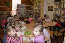 Zajęcia w Oddziale dla Dzieci przygotowujące do konkursu literacko-plastycznego „Dzień z moim ulubionym bohaterem książkowym", kwiecień - maj 2010 r.