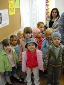 Dzieci z Akademii Przedszkolnej Osiedlowego Domu Kultury "Scena" w Białej Podlaskiej w Filii nr 3 Miejskiej Biblioteki Publicznej