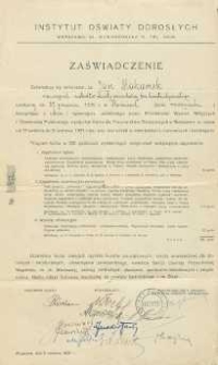 Zaświadczenie: [Inc.:] Zaświadcza się niniejszym, że Jan Makaruk nauczyciel - instruktor oświaty pozaszkolnej pow. konstantynowskiego [...] wysłuchał Kursu dla Pracowników Oświatowych w Warszawie w dniach 13 kwietnia - 6 czerwca 1931 r. [...]